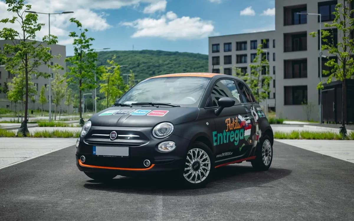 Auto Fiat 500 v polepe Flotila Entrega